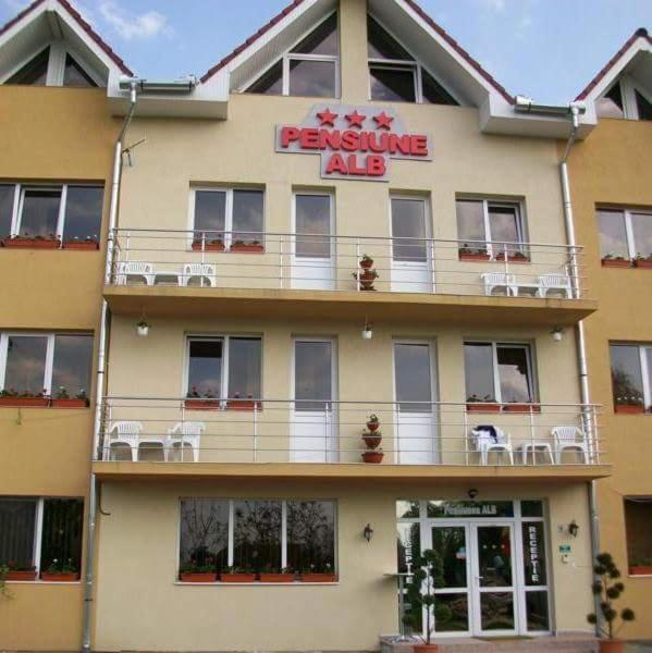 Pensiunea Alb Baile 1 Mai Exterior foto