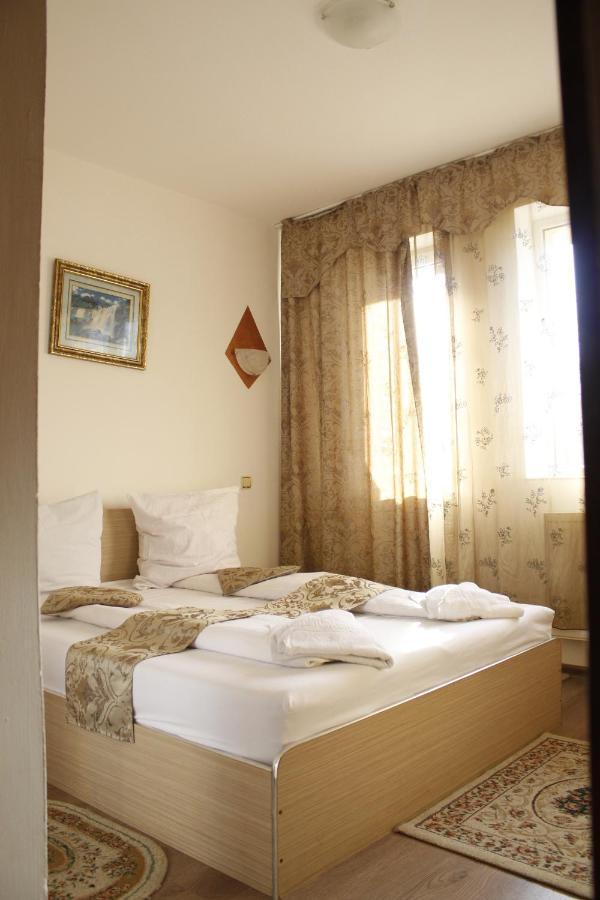 Pensiunea Alb Baile 1 Mai Zimmer foto
